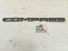 LOGO STEMMA EMBLEMA PORTIERA DESTRA JEEP COMPASS 2016-2023 10G