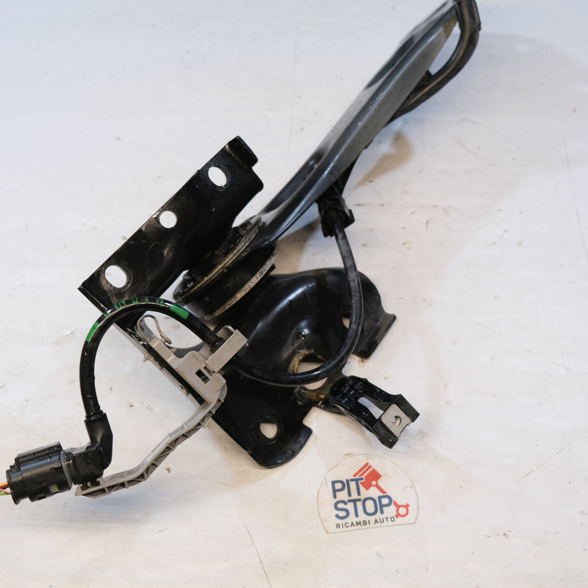 a2473526100 BRACCIO ASSALE POSTERIORE SINISTRO MERCEDES GLA H247 2019> 51S