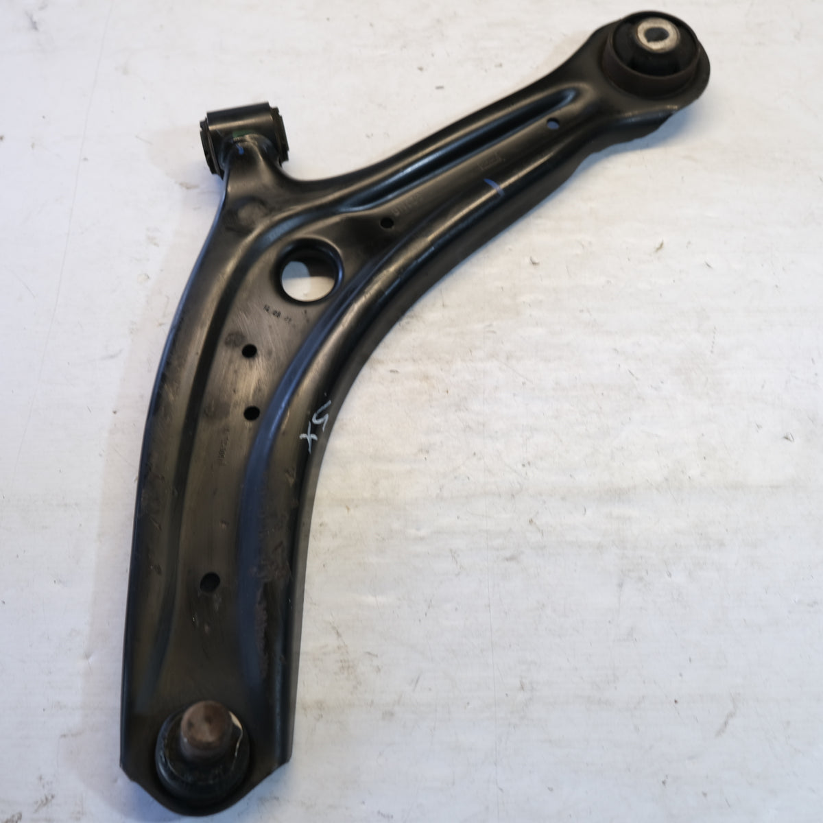 L1TC-3051 BRACCIO OSCILLANTE ANTERIORE SINISTRO FORD Puma Serie  (19>) 10g