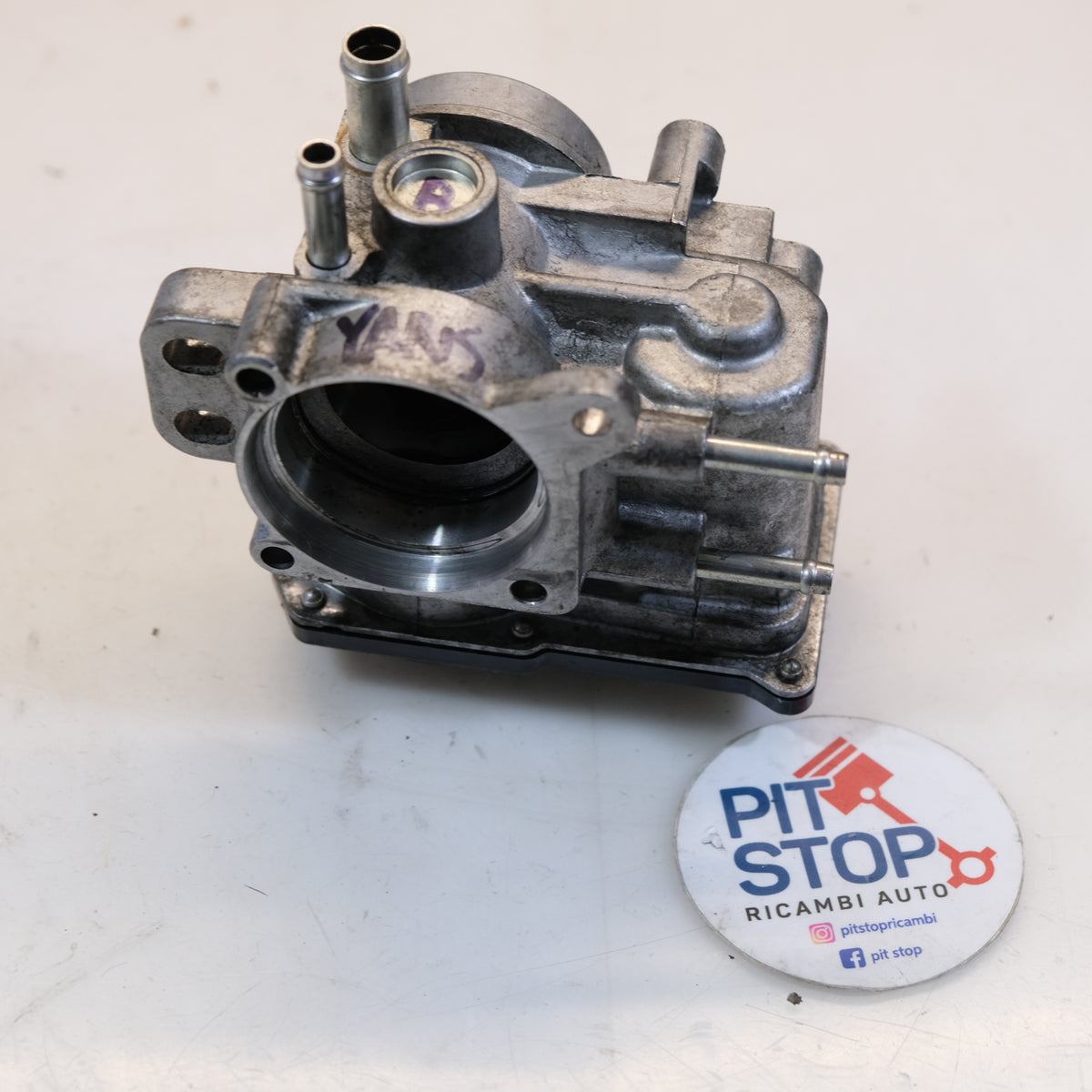 Corpo farfallato valvola TOYOTA YARIS 1.0 1.3 benzina 16v  22030-23010 99/2002