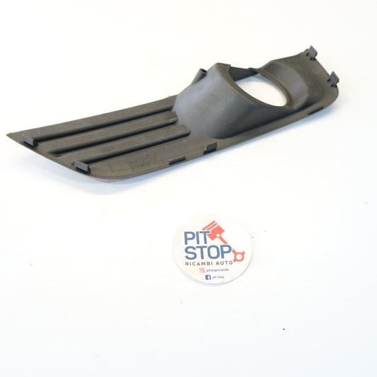 4M51-19952-AE PLASTICA GRIGLIA FENDINEBBIA ANT DESTRO FORD FOCUS SW (2006)