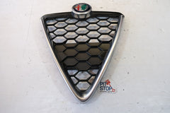 156109980 SCUDETTO SCUDO GRIGLIA PARAURTI LOGO ALFA ROMEO GIULIETTA 2018 12SBAN