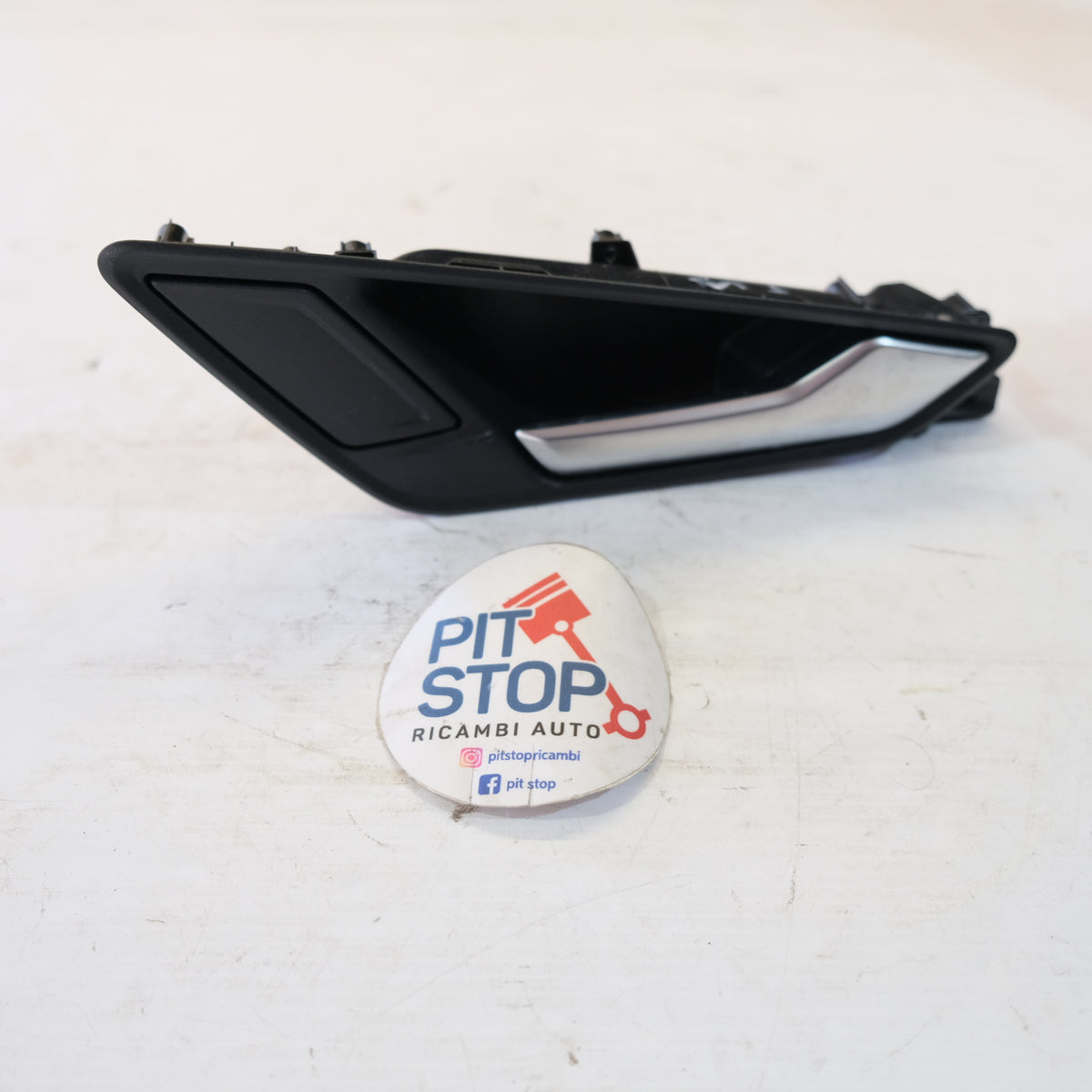 81A837020B MANIGLIA INTERNA POSTERIORE DESTRA AUDI Q2 (GAB) 2016> 12g