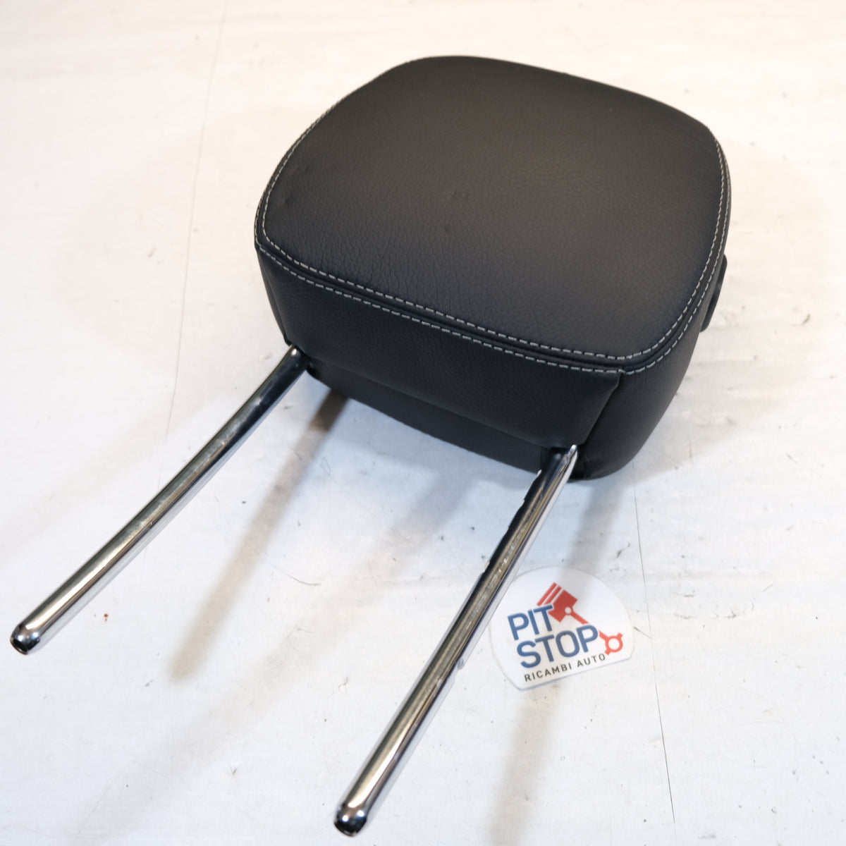 A1779707700 POGGIATESTA ANTERIORE SX IN PELE NERA MERCEDES GLA 2020> BX51