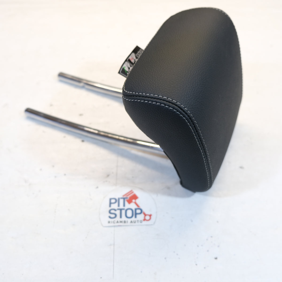 A1779708600 POGGIATESTA CENTRALE POSTERIORE IN PELLE NERA MERCEDES GLA H247 BX51