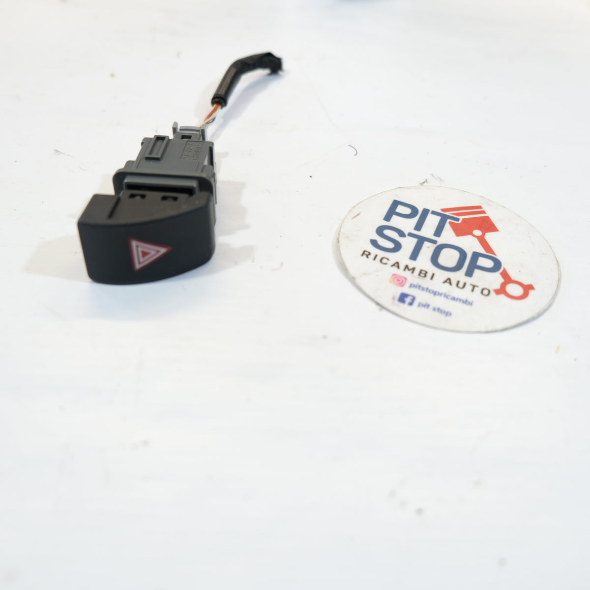 84332F4020 Interruttore luci emergenza toyota c-hr 2016> 10g