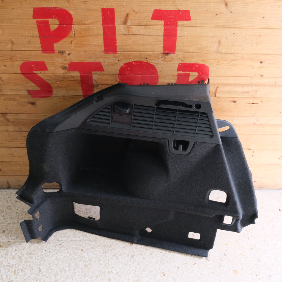 81A863879A RIVESTIMENTO INT. VANO BAULE POST SX FIANCATA AUDI Q2 2016> BX51