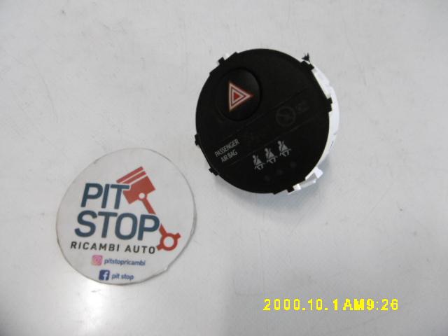 Pulsante luci di emergenza - Toyota Yaris Serie (17>) - Pit Stop Ricambi Auto