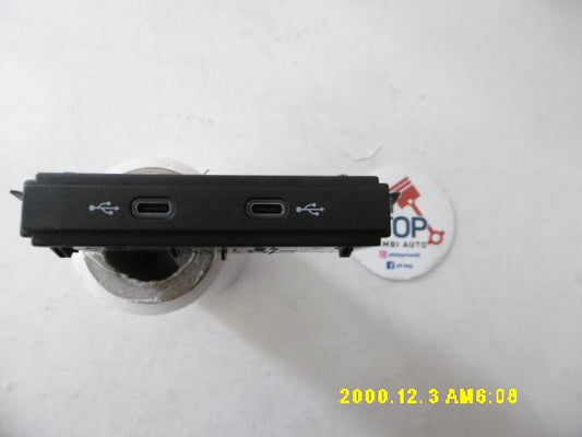 Interfaccia presa USB/ingresso AUX - Volkswagen Golf Serie Viii (19>) - Pit Stop Ricambi Auto